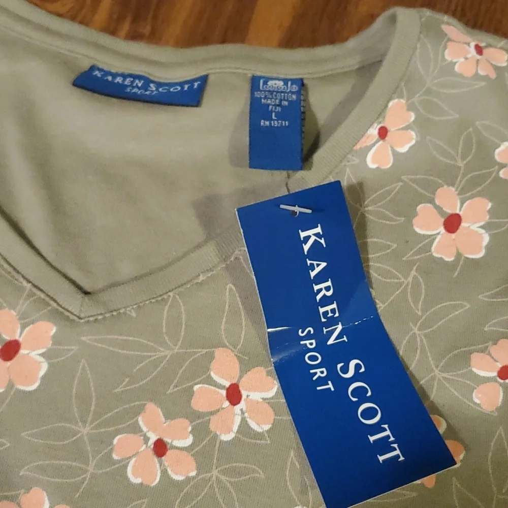 Blouse.      #102 - Picture 2 of 2